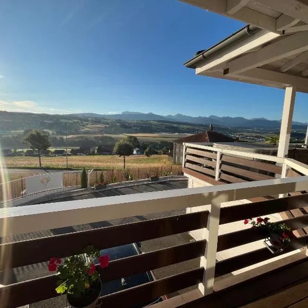 Loft des Milans, petit nid douillet perché sur la campagne, hotel din Vauderens