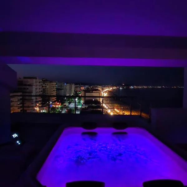 Luxury Penthouse, hotel em Durrës