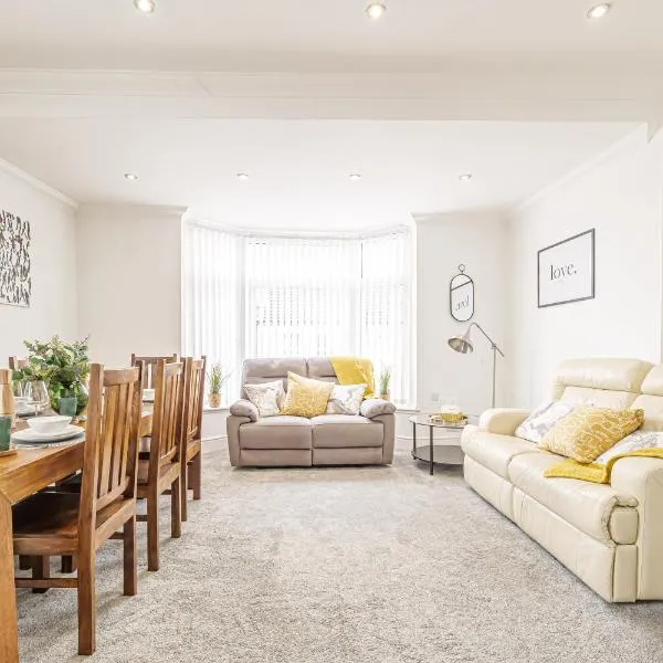 Luxury 4 Bedroom Apartment Southsea - Free Parking, hotel v mestu Portsmouth