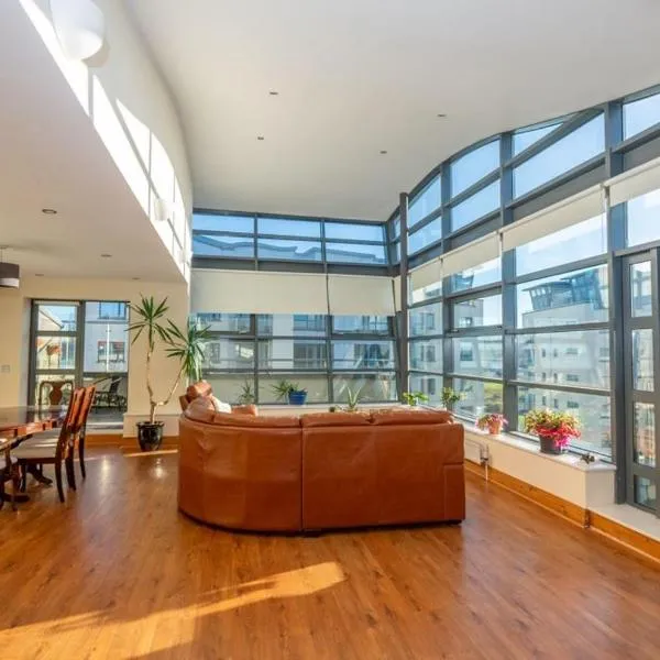 Panoramic Two-bedroom Penthouse, hotel en Cork