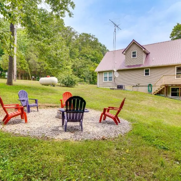 Modern Eckerty Home with Deck on Patoka Lake!, hotel Taswell városában