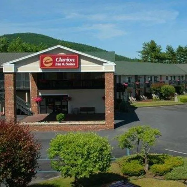 Clarion Inn & Suites at the Outlets of Lake George – hotel w mieście Lake George