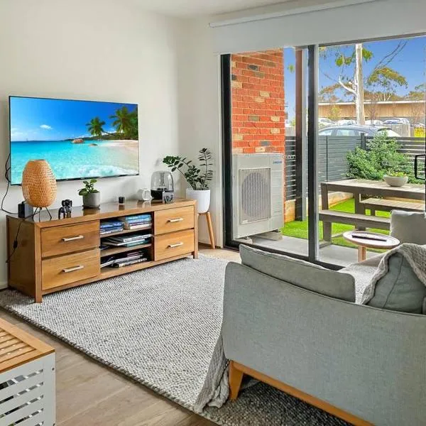 Private room and Ensuite, with shared facilities - Modern 2 Level Apartment, hotel di Geelong