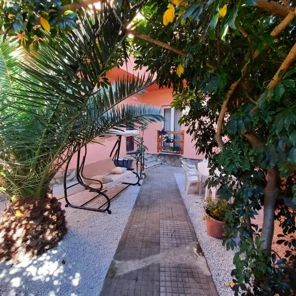 Villa rosa nel cuore di Porto Azzurro, hotel in Capoliveri