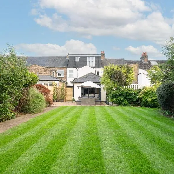 Luxury Family Home in Central Windsor with Large Garden, Games Room, Office, Parking & Pet-Friendly, hotel v destinaci Windsor