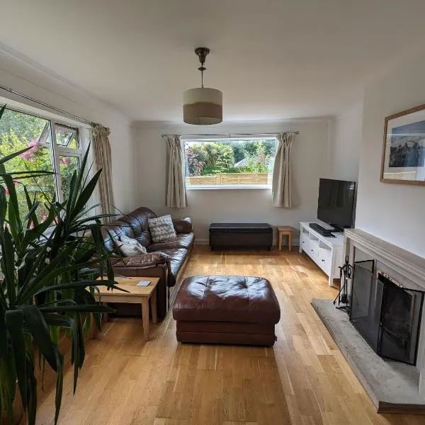 Peaceful Glastonbury Bungalow - Ideally Located, hotel v destinácii Glastonbury