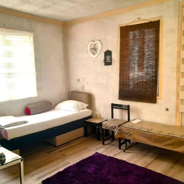 Charming Home with Outdoor Area, hotel Skopje