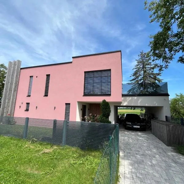 Villa Rose close to Vienna & Airport, hotel u gradu 'Fischamend Dorf'