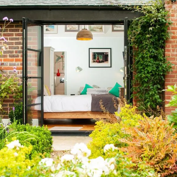 Bosham - private and self-contained double garden room，位于奇切斯特的酒店