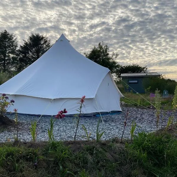 Glamping Meadow Bell Tent، فندق في كامبورن