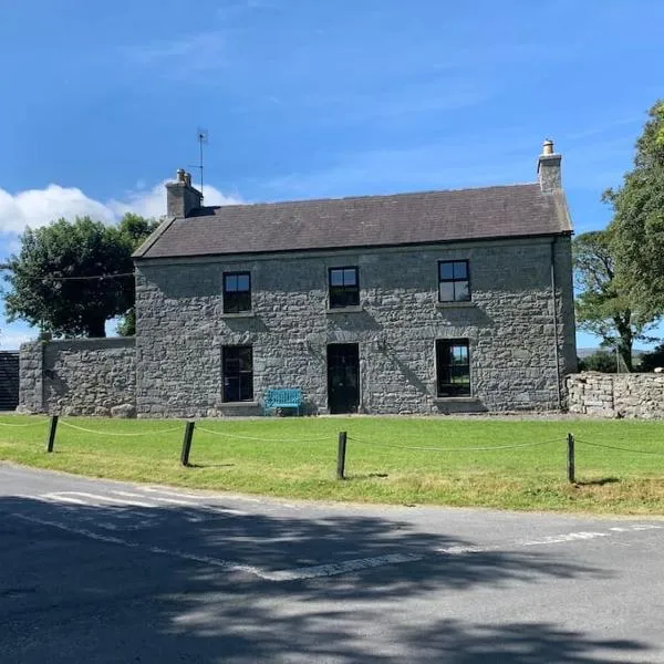 Wild Atlantic Way Historic House in the Burren, מלון בקינברה