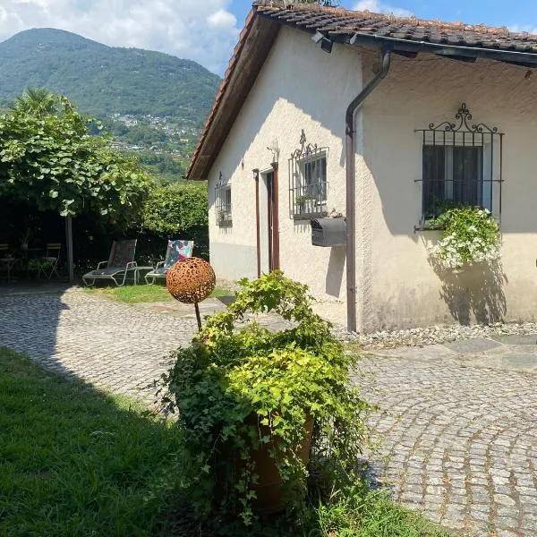 mini Haus mit Pergola -NL-00000196, Hotel in Tenero