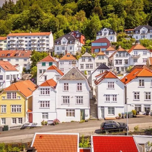 Leilighet i Bergens vakreste gate - Nydelig utsikt over innseilingen til Bergen!, hotell Bergenis