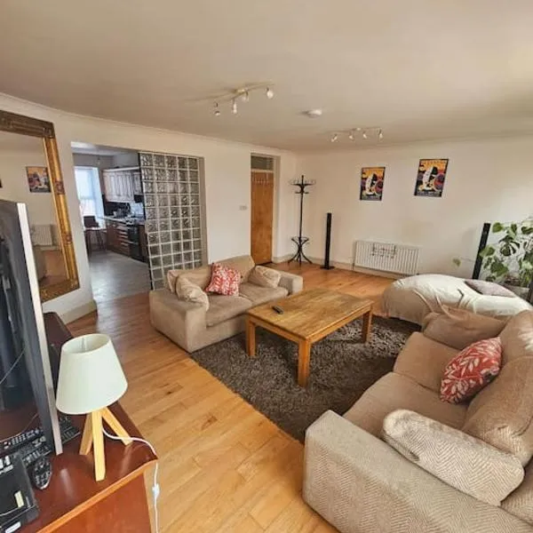 Spacious 3-Bedroom Apartment in Vibrant Dublin 8, hótel í Dublin