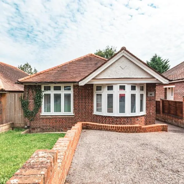 Accessible 3-bedroom bungalow with patio +driveway, hotel in Southampton