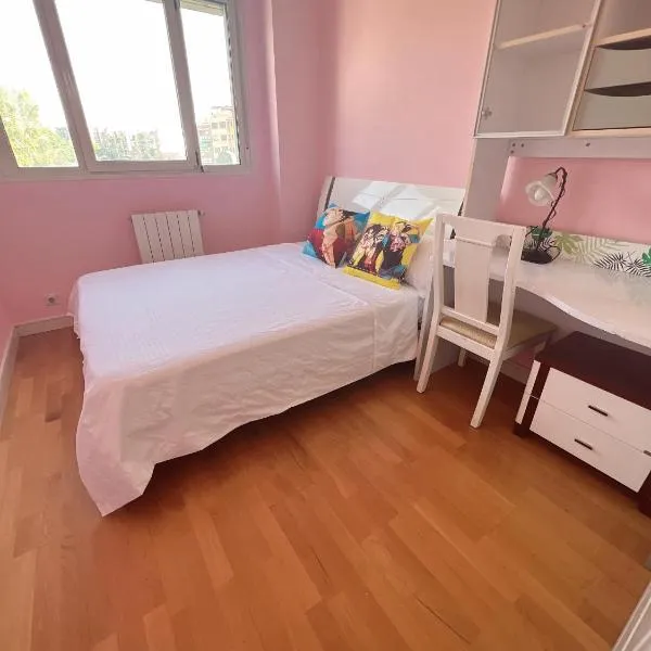 Alcobendas Cómodo y luminoso Un dormitorio โรงแรมในอัลโกเบนดาส