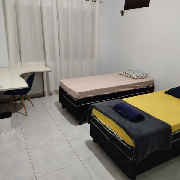 Quarto individual com 2 camas box de solteiro hostel 940، فندق في سينوب