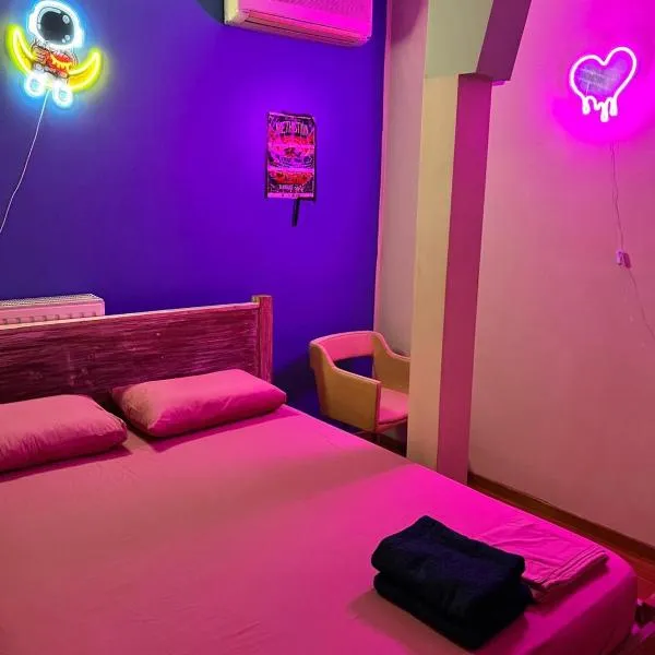 LocArt PopArt room, hotel u gradu Nikiana