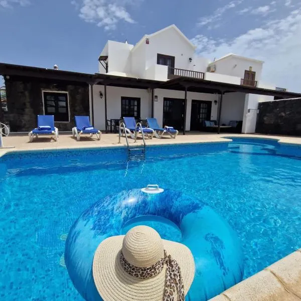 VillaBlanca Mar Heated Private Pool in a Charming Retreat of Serenity, hotel din Playa Blanca