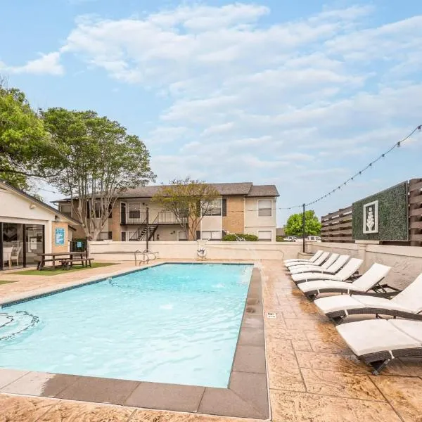 Comfortable 2BR - Pool Near Major Attractions, hotel din New Braunfels