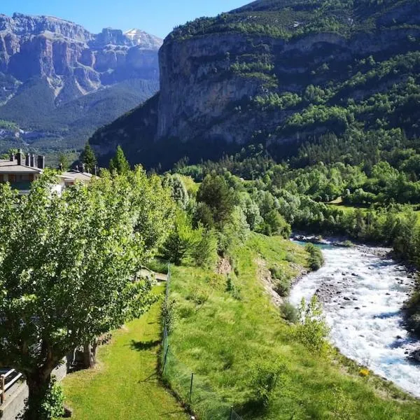 Apartamento con vistas al Parque Nacional de Ordesa y Monteperdido, Hotel in Torla-Ordesa