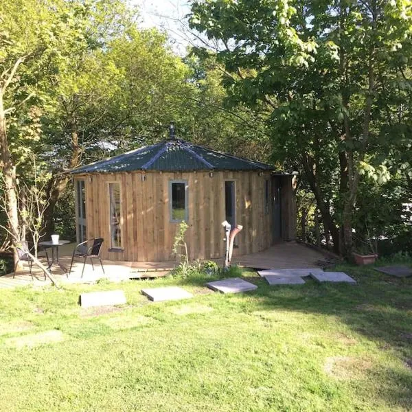 The Roundhouse - Unique space nestled in the trees, viešbutis Tenbyje