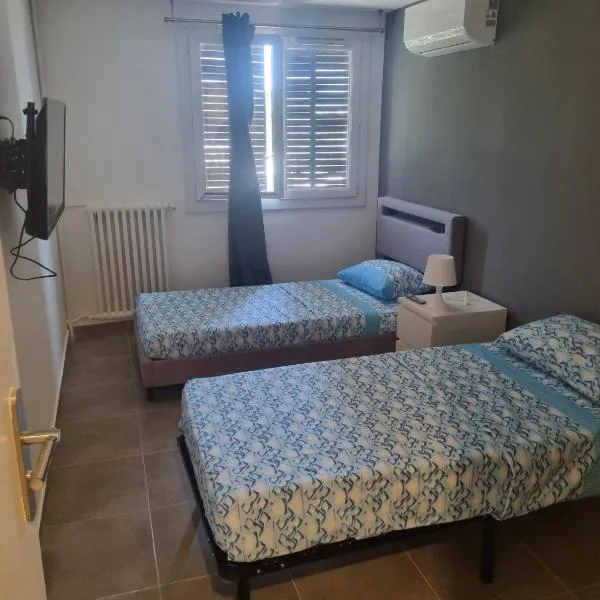 니스에 위치한 호텔 Chambre privative rénové 2024, climatisation, tramway sur place , 12 min centre, 16 min plage, aperçu latéral mer, 2 wc avec 2 salle de bain, private room renovated 2024, air-conditioned , tram on spot, 2 toilets and 2 bathrooms