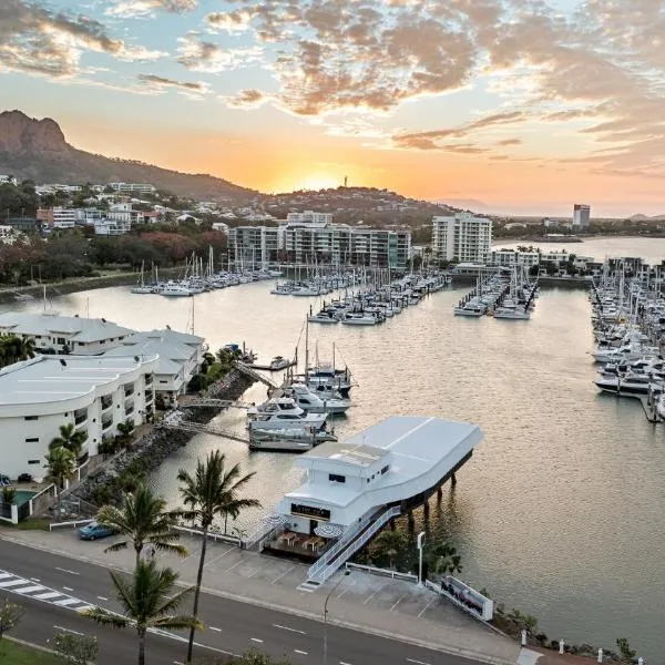 The Pier Pods on the water- 50m from Townsville bus terminal and ferry terminal, hotel a Townsville