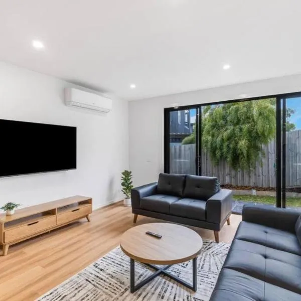 "Elegant Home in Highton with Stunning City Views", khách sạn ở Geelong