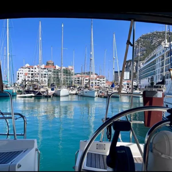 LUXURY YACHT STAY "White Dove" sleeps 6, hotel i Gibraltar