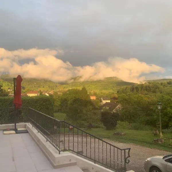 Longue Vue en Arbois, hotel em Nans-sous-Sainte-Anne