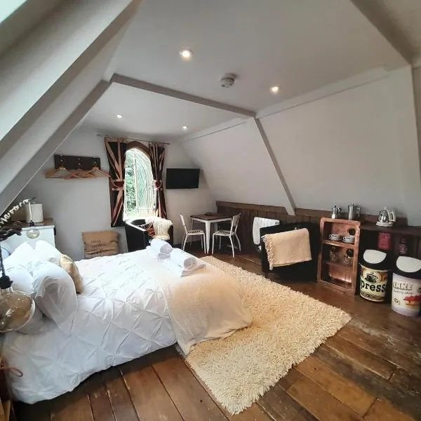 Quaint Studio Loft Room nr Hampton Court, hotell i Kingston upon Thames