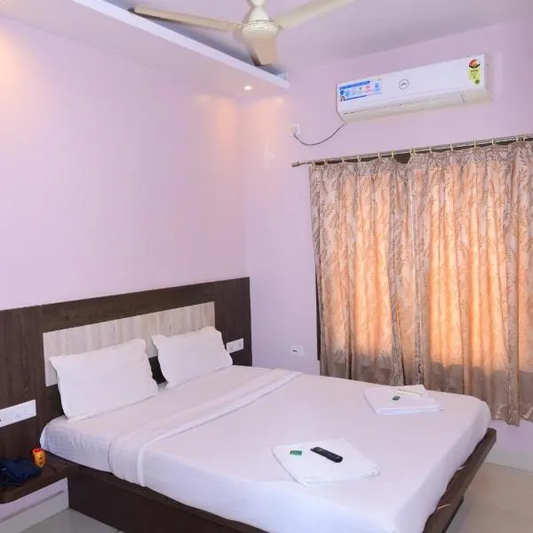 Hotel Home Town Puri Near Temple & Golden Beach -Lift- Wifi with Restaurant Facilities- By Morservices, hotel u gradu Puri