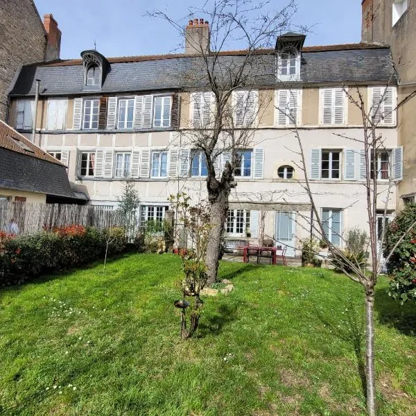 La Cour du Château, hotel v mestu La Charité