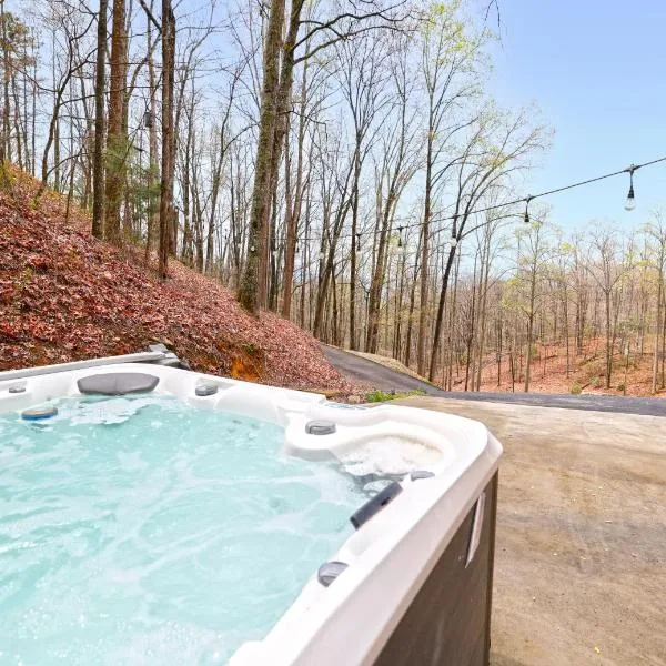 Couple Retreat Cabin-near Smoky Mountain Railroad-Hot Tub、チェロキーのホテル