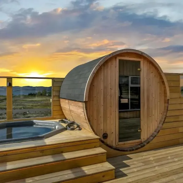 Cozy Cabin with Hot Tub & Sauna - Ultimate Retreat, hotel di Veiðilundur