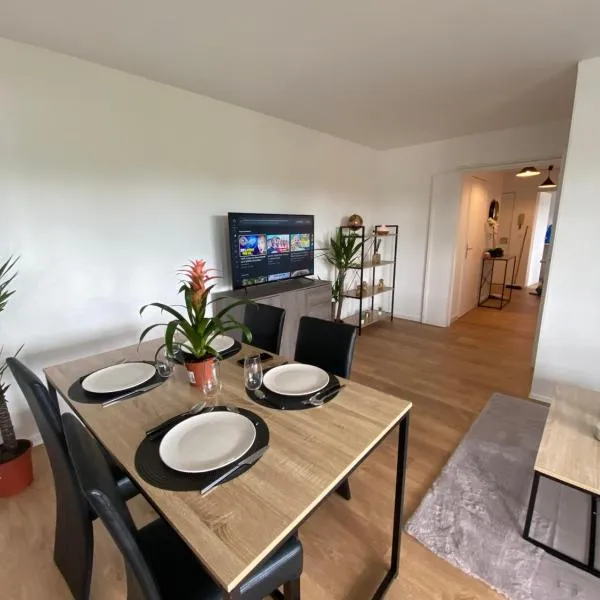 Appartement Manet Netflix, hotel in Montigny-le-Bretonneux