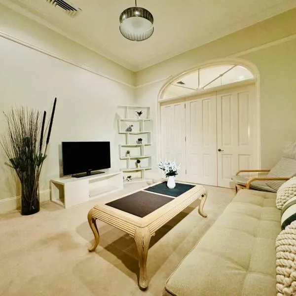 House 3 bedrooms 2 baths 2 parkings in Mosman, hotel sa Sydney