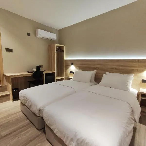 Nuvo Hotel، فندق في كابونغ يرودونغ