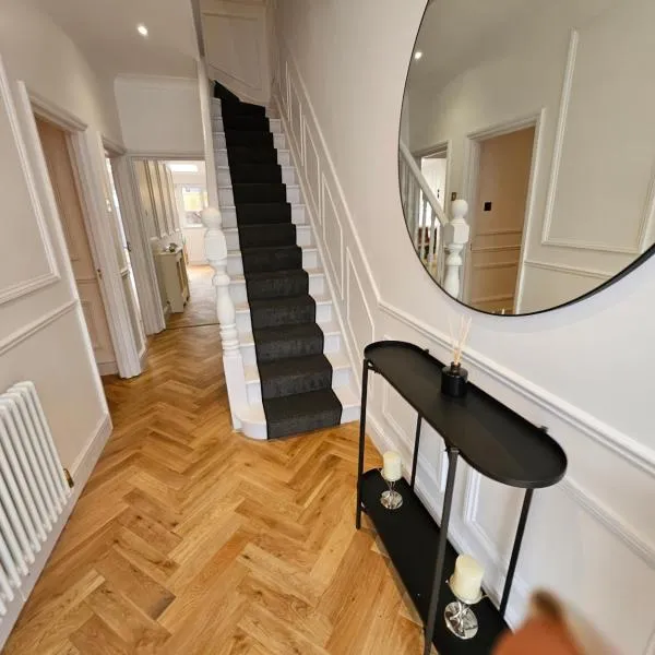 Wembley London lovely 6 bed House sleeps up to 14, hotel di London