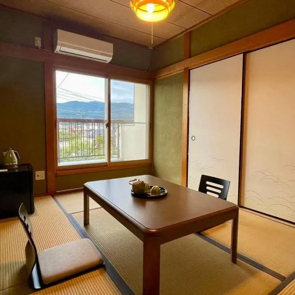 10-min walk from JR Myoji Station, Wi-Fi, free bike rental, multilingual, good access to Koyasan, hotel sa かつらぎ町