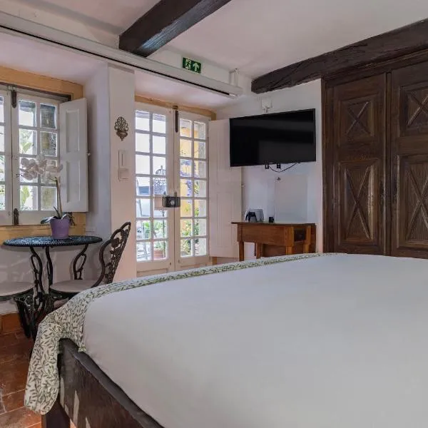 Small Cozy Bedroom in Palace Patio with Hot Tub and Snooker, hotell i Sintra