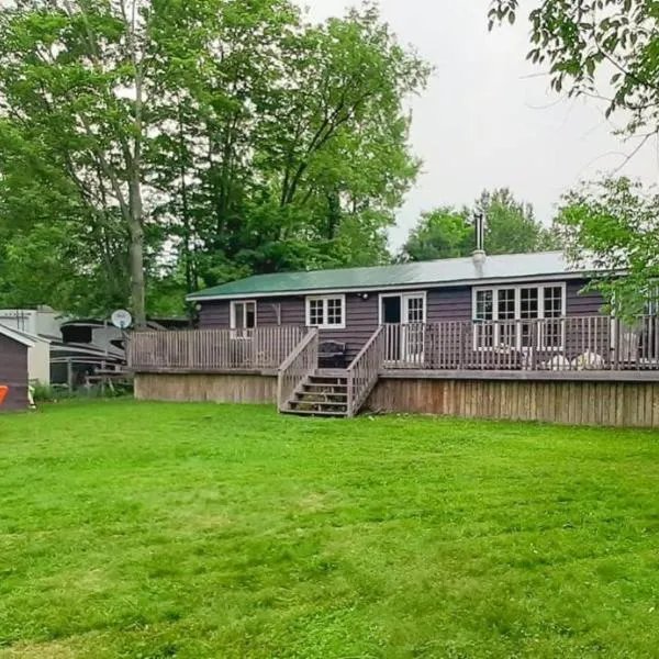 Beautiful 3 Bdrm + Bunkie Waterfront Cottage Near Gull Lake, hotel Haliburtonban