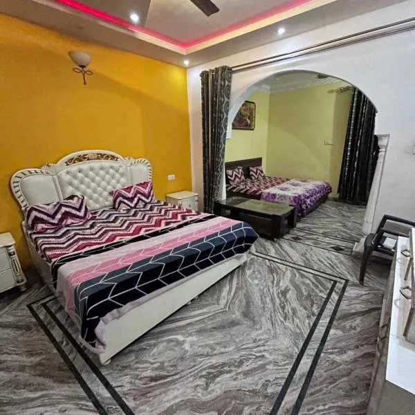 S4 Home Stay Hotel - Five mint walk From Golden Temple, hotel en Amritsar