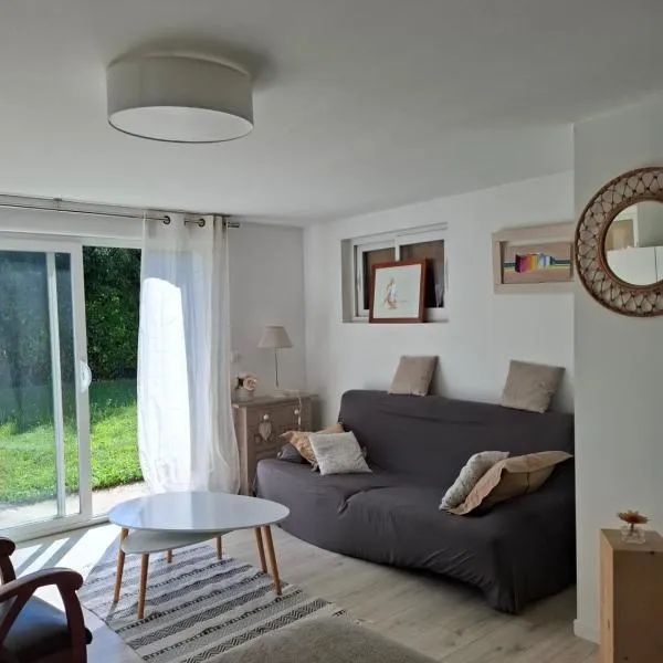 Appartement au rez-de-chaussée d'une maison, hotel in Pessac