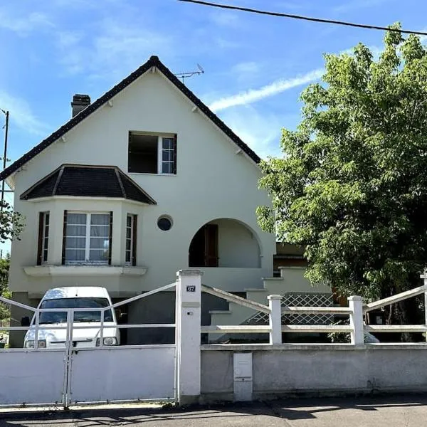 Charmante Maison avec Jardin à Troyes, hotel di Sainte-Savine