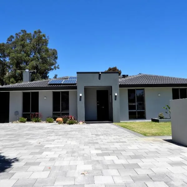 Deluxe modern family home with Pool, hotel i Forrestfield