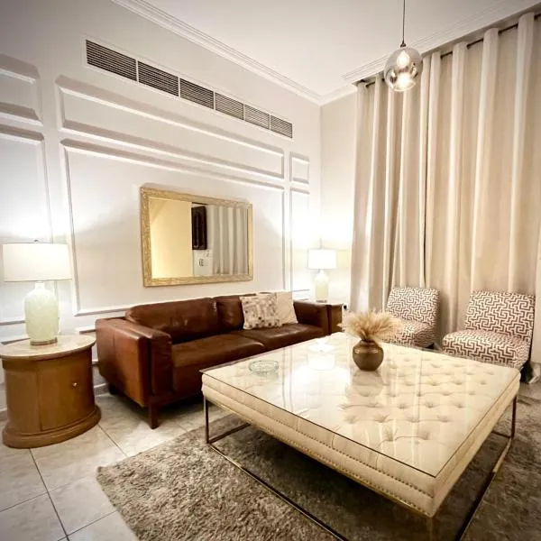 Brightful and joyful 4 bedroom villa, hotel din Sharjah