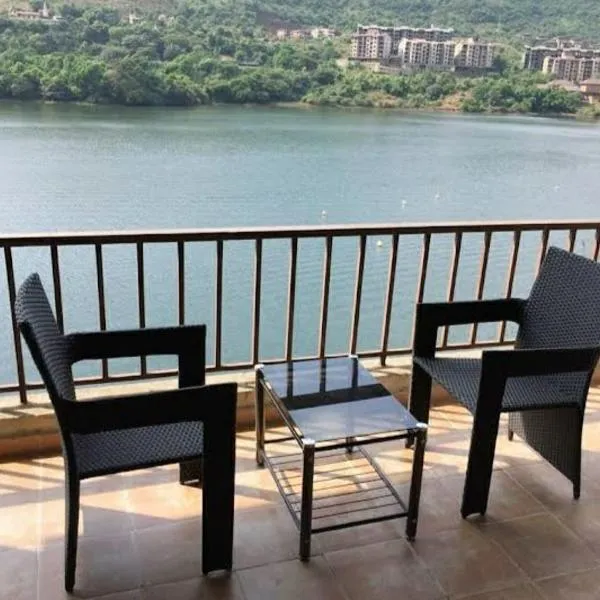 Infinity Lake View Studio, hotel in Lavasa