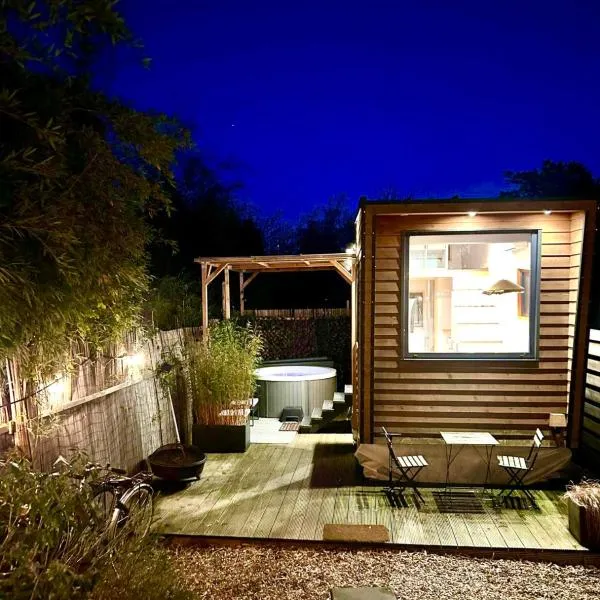 Tiny house with garden and jacuzzi near Amsterdam, hotel u Amsterdamu